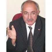 MHP Lİ BAŞKAN AKP Lİ BAŞKANI KAZMA SAPIYLA DÖVDÜ